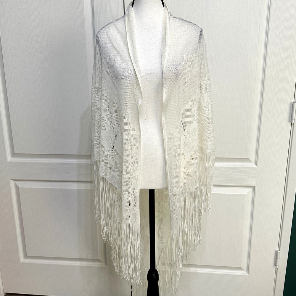 VTG White Floral Lace Triangle Shawl Fringe Wrap Boho Bridal Victorian Romantic - Picture 9 of 11